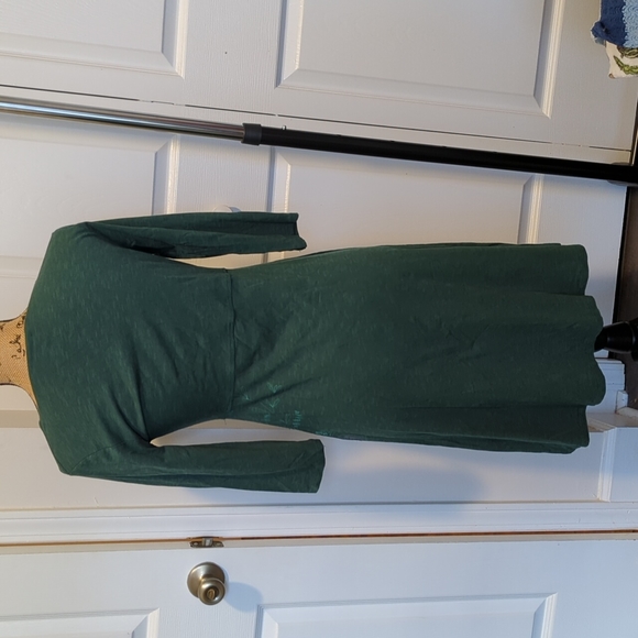 Small long sleeve dress with flower design - Picture 3 of 4